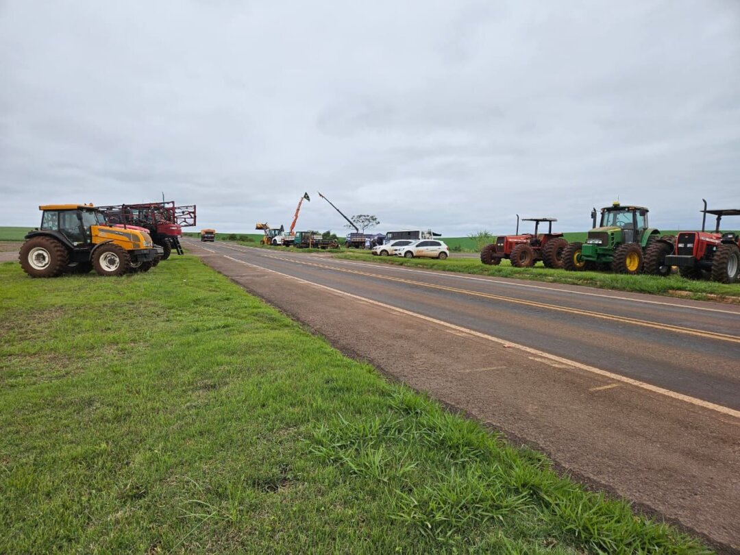 Agricultores seguem mobilizados na RSC-472 em Tenente Portela e BR-468 em Bom Progresso nesta sexta-feira