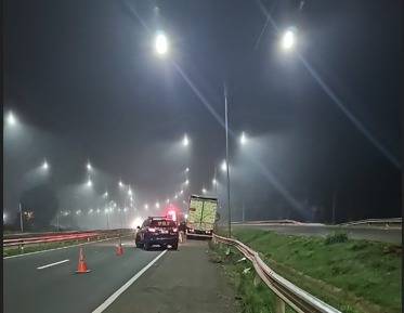 Motorista sofre ferimentos graves após pedra atingir para-brisa de caminhão na BR-386, em Lajeado