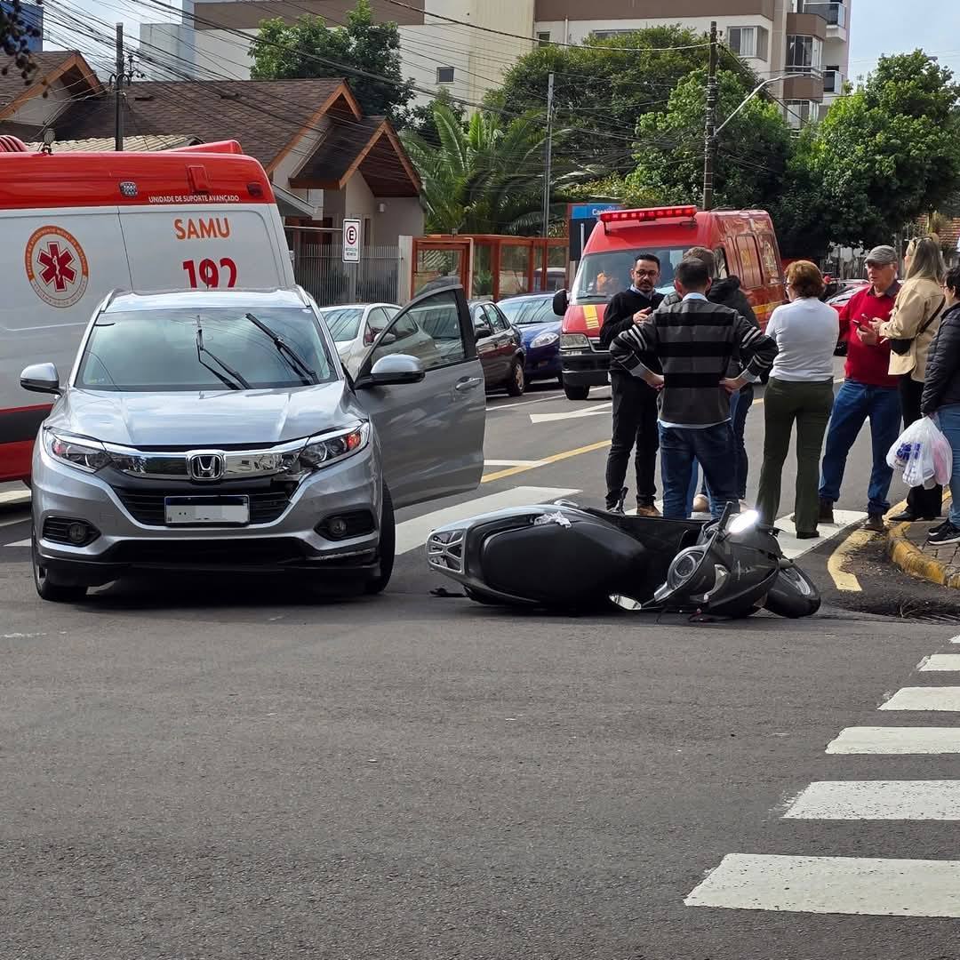 Acidente entre carro e moto deixa mulher ferida no centro de Passo Fundo