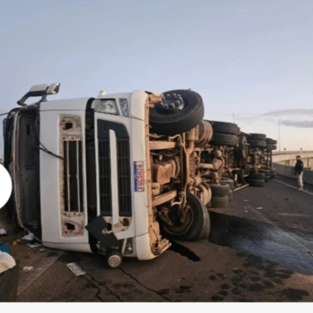 Caminhão tomba na descida da nova ponte do Guaíba e interdita totalmente trânsito em direção à Capital