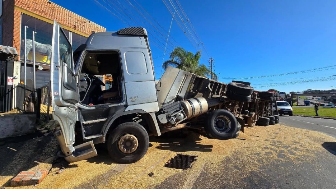 Caminhão tomba no trevo da São José, em Passo Fundo