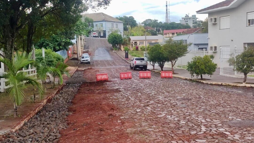Secretaria de Obras de Crissiumal realiza intervenção na Rua Vinte de Setembro com instalação de tubulação