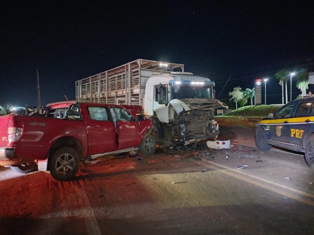 Homem morre em colisão frontal entre caminhonete e caminhão em Ijuí