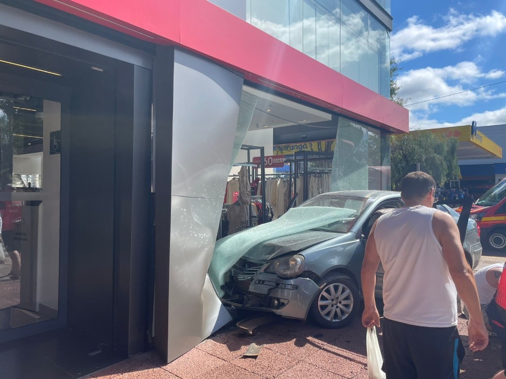 𝐕𝐄Í𝐂𝐔𝐋𝐎 𝐏𝐄𝐑𝐃𝐄 𝐎 𝐂𝐎𝐍𝐓𝐑𝐎𝐋𝐄 𝐄 𝐂𝐎𝐋𝐈𝐃𝐄 𝐍𝐀 𝐅𝐀𝐂𝐇𝐀𝐃𝐀 𝐃𝐄 𝐋𝐎𝐉𝐀 𝐍𝐎 𝐂𝐄𝐍𝐓𝐑𝐎 𝐃𝐄 𝐒𝐀𝐍𝐓𝐀 𝐑𝐎𝐒𝐀, 𝐑𝐒