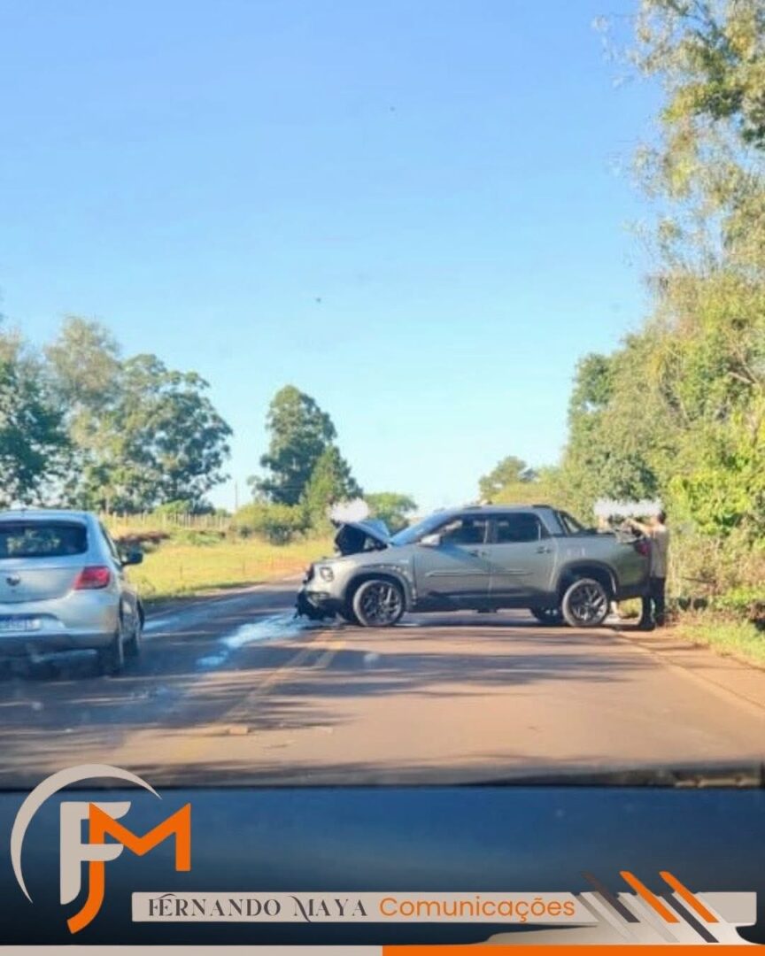 COLISÃO ENTRE CAMINHONETE E TRATOR DEIXA TRÂNSITO EM MEIA PISTA NA ERS 168