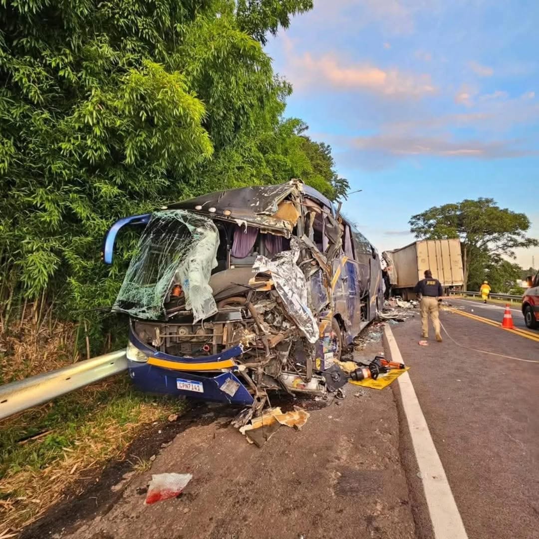 Colisão entre caminhão e ônibus de Crissiumal deixa um motorista morto na BR-386 em São José do Herval