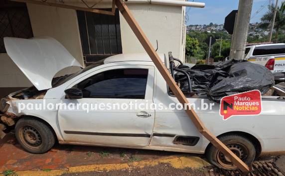 Condutor perde controle, sobe calçada e atinge varanda em Três de Maio