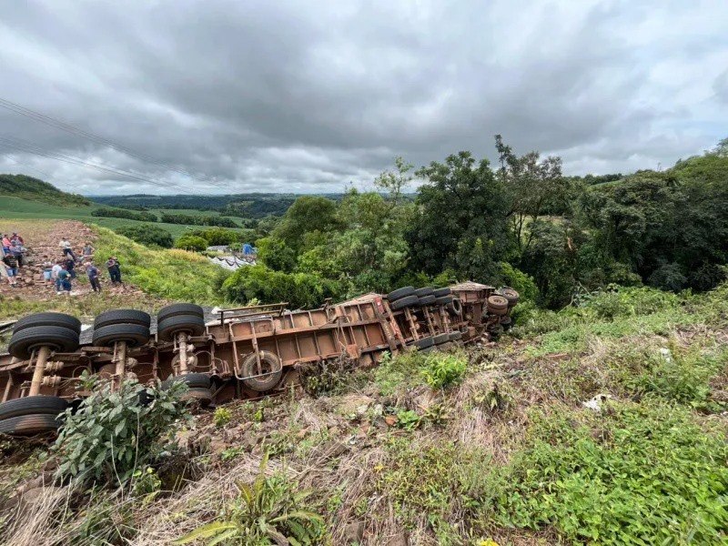 Morador de Três Passos morre ao tombar caminhão na BR-386, em Frederico Westphalen