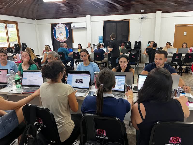 Formação aborda Inteligência Artificial a serviço da inclusão na rede municipal de ensino