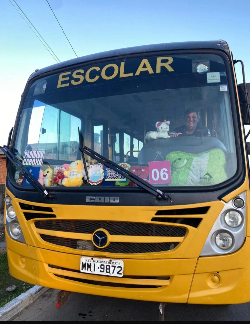 Ursinhos de pelúcia ajudam a tornar trajeto escolar mais tranquilo para crianças