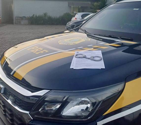 PRF prende homem com mandado por estelionato na BR-386