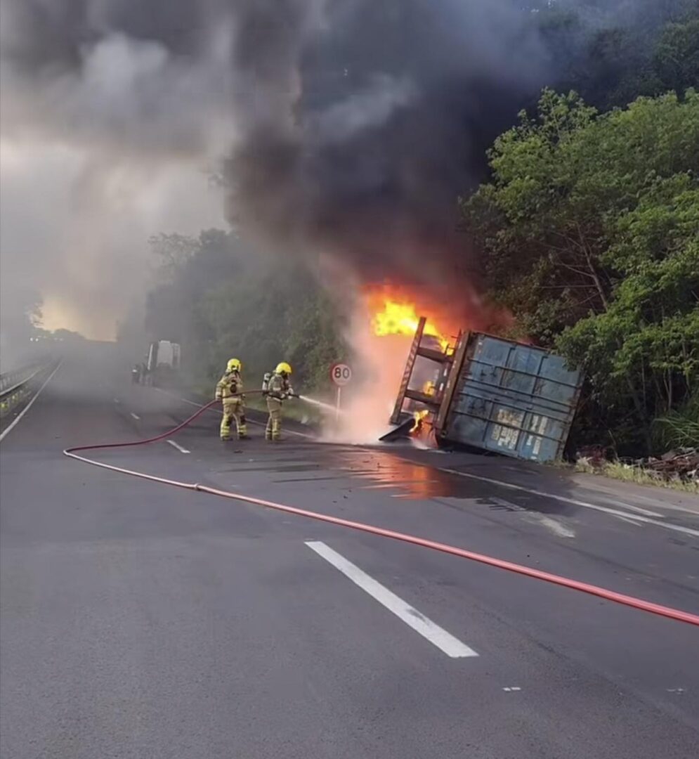 Carreta com carga de óleo tomba e incêndio bloqueia trecho da BR-386 em Marques de Souza