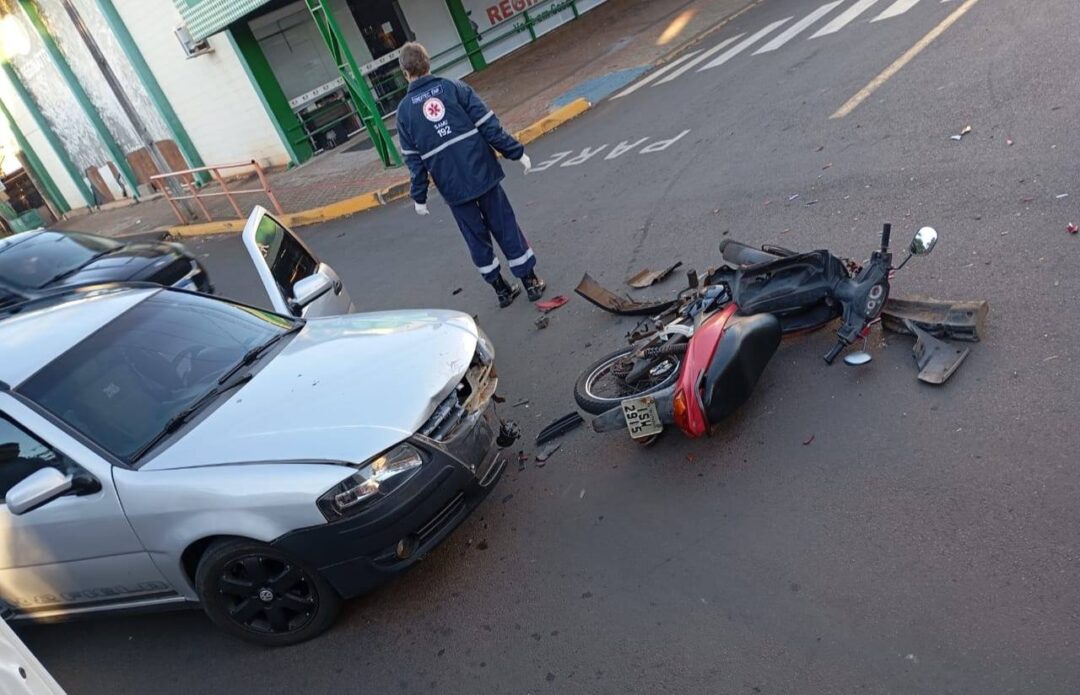 ACIDENTE EM TRÊS PASSOS ENTRE CARRO E MOTOCICLETA DEIXA MULHER FERIDA