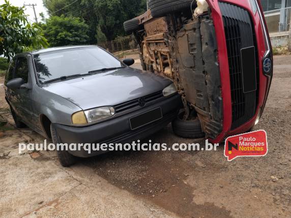 MOTORISTA PERDE CONTROLE, ATINGE CARRO ESTACIONADO E CAPOTA EM TRÊS DE MAIO