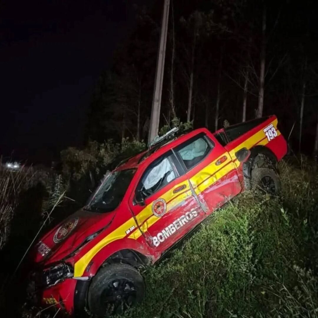 COLISÃO ENTRE CAMINHONETE, CARRETA E VIATURA DOS BOMBEIROS DEIXA MULHER FERIDA NA SC-452