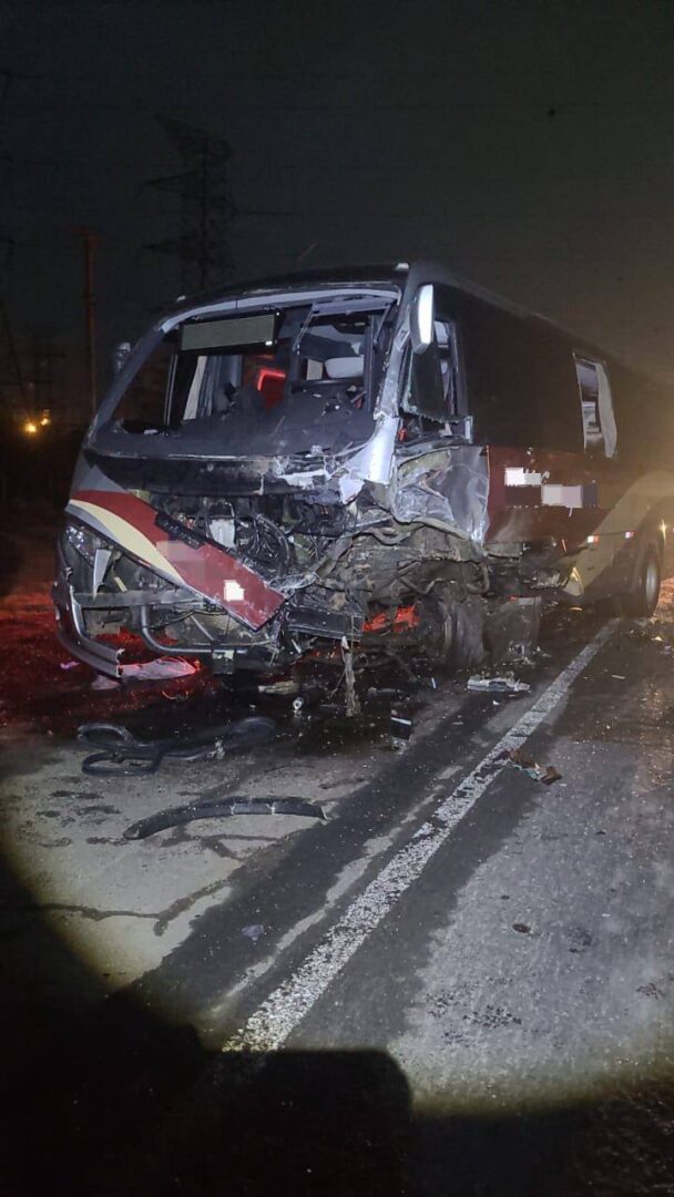 Colisão frontal entre caminhonete e ônibus deixa um morto na BR-386, em Nova Santa Rita