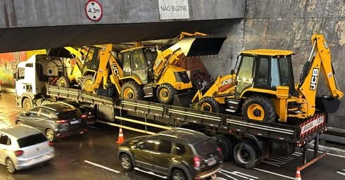 CAMINHÃO LEVANDO RETROESCAVADEIRAS FICA PRESO NO TÚNEL DA CONCEIÇÃO, EM PORTO ALEGRE