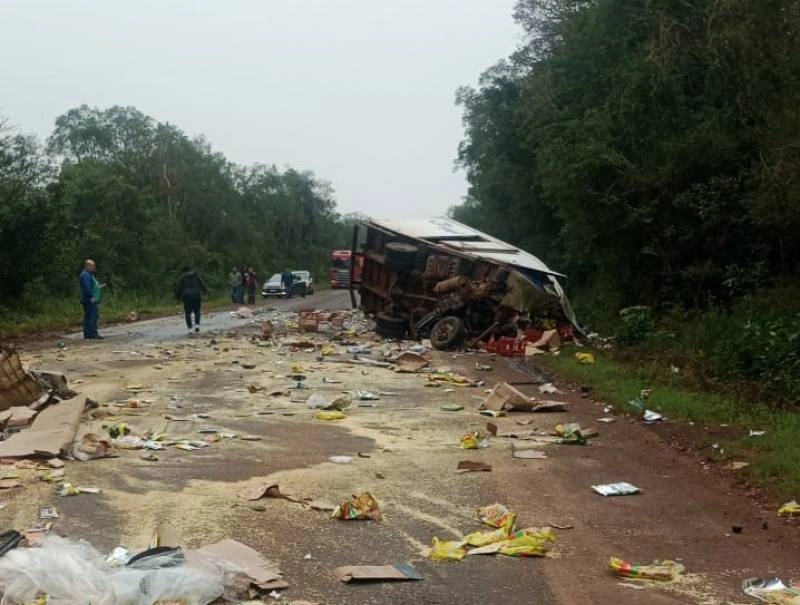 Urgente: Acidente entre dois caminhões na divisa entre Santo Ângelo e Giruá na ERS-344 deixa um morto e um ferido