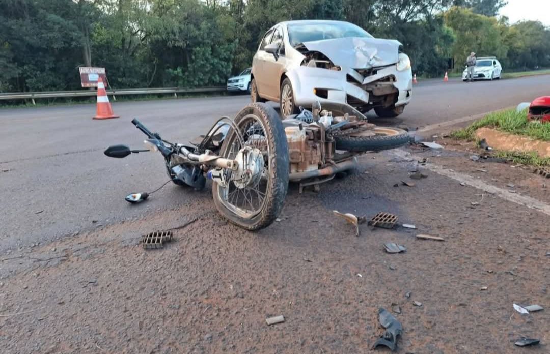 🚨 MOTOCICLISTA FICA FERIDO APÓS COLISÃO ENTRE CARRO E MOTO NA ERS-155