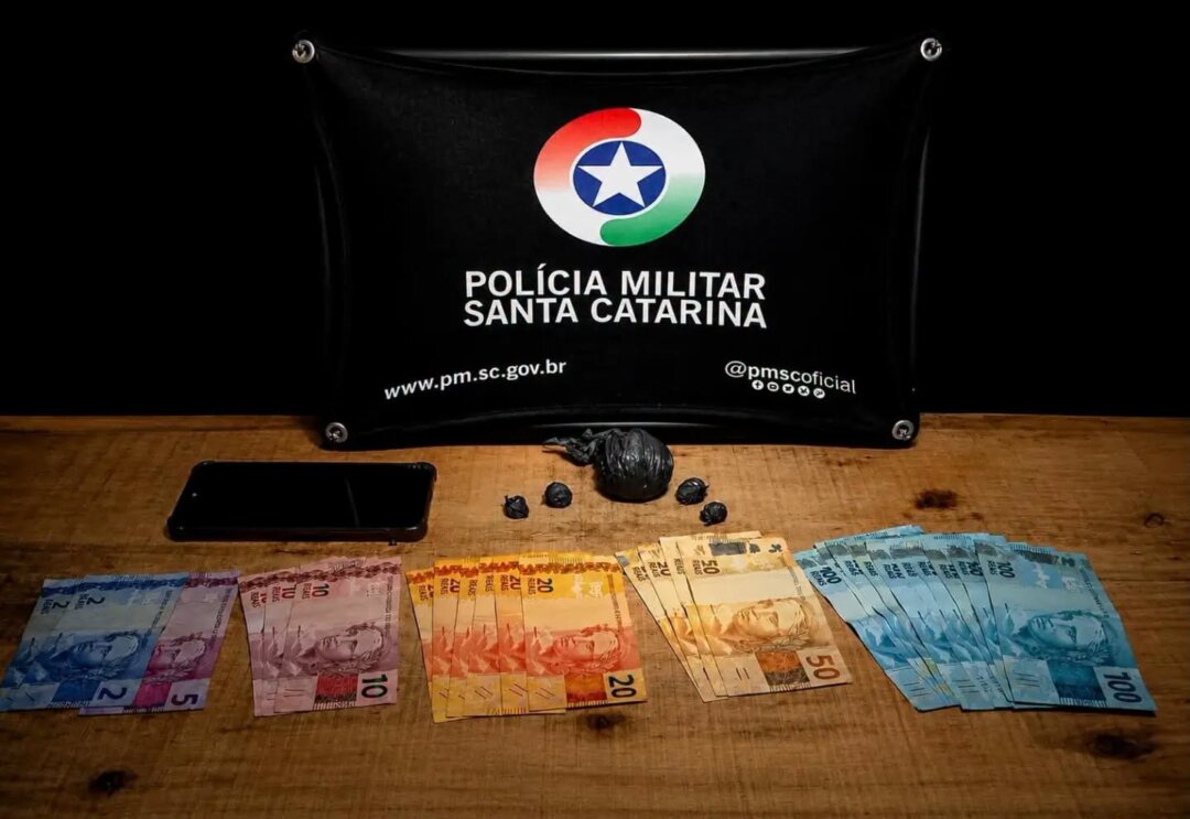 Homem se joga no Rio Uruguai para fugir da polícia e acaba preso com cocaína, em Itapiranga SC