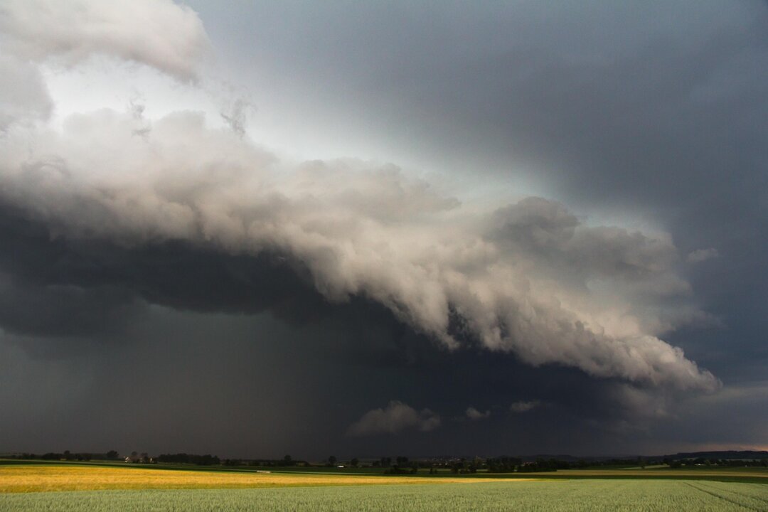 MetSul alerta para sequência de tempestades intensas com risco de granizo, vendavais e tornados no Sul do Brasil