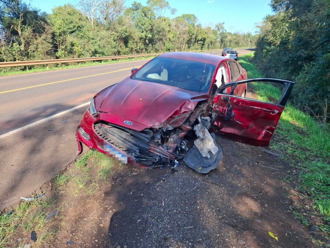 Carreta tomba e carro fica destruído após grave acidente na BR-285