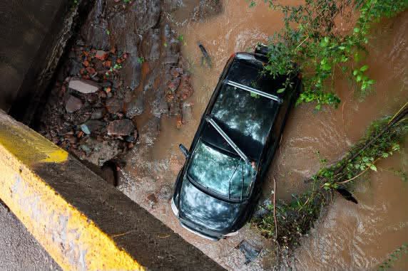 🚨 Veículo cai em riacho após pane mecânica em Ijuí