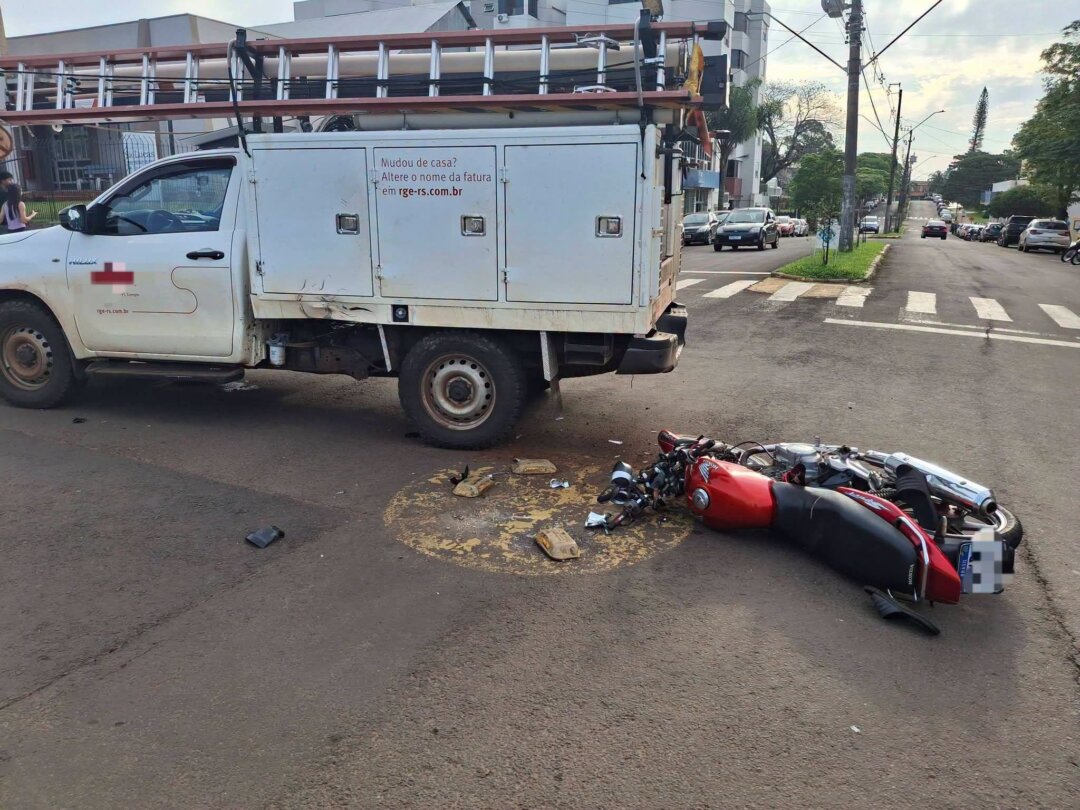 Colisão entre motocicleta e caminhonete deixa casal ferido no centro de Horizontina