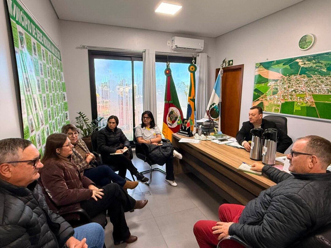 Equipe diretiva da Escola Professor Raimundo Almeida visita o Poder Público Municipal