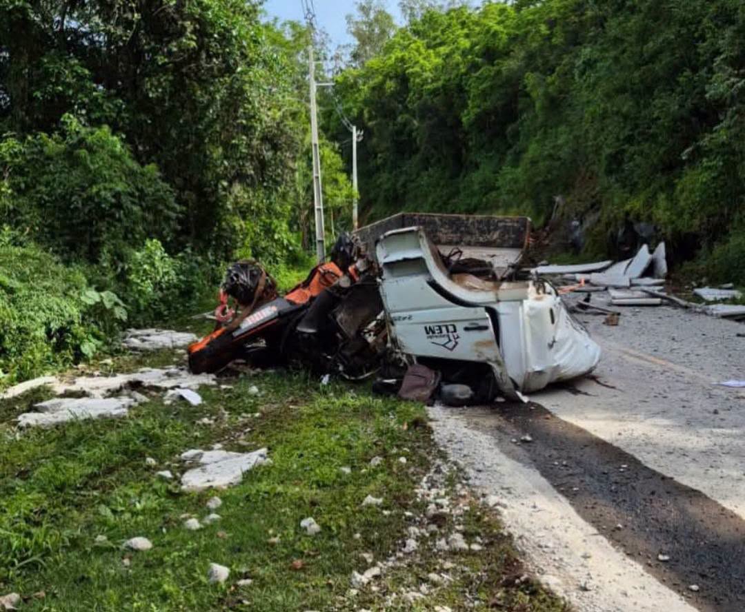 Motorista morre após caminhão sair da pista e atingir parede de pedras em Itapiranga
