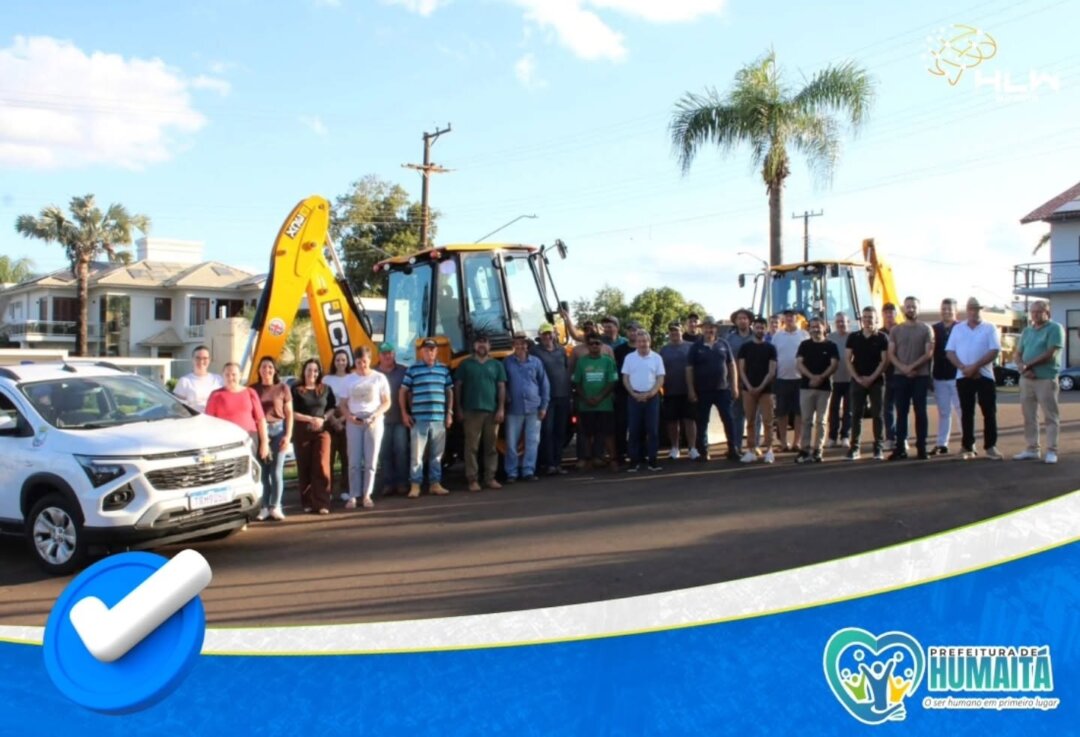 Humaitá recebe duas retroescavadeiras e novo veículo para a frota municipal
