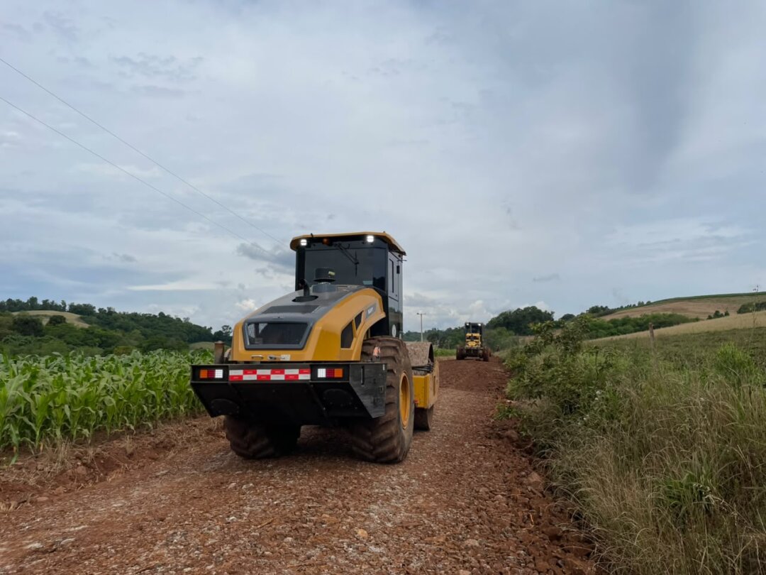 🚜 TRABALHOS DE MANUTENÇÃO NAS ESTRADAS DO INTERIOR DE CRISSIUMAL